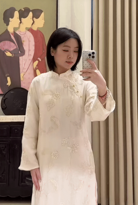 Theo chân cô nàng 1m55, thử loạt áo dài Tết của các local brand Việt: Đâu là thiết kế tôn dáng nhất?- Ảnh 8. Theo chân cô nàng 1m55, thử loạt áo dài Tết của các local brand Việt: Đâu là thiết kế tôn dáng nhất?- Ảnh 8.