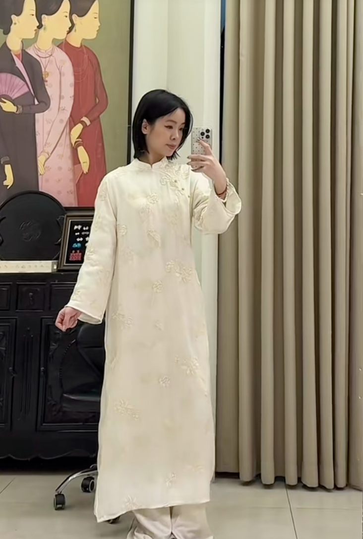 Theo chân cô nàng 1m55, thử loạt áo dài Tết của các local brand Việt: Đâu là thiết kế tôn dáng nhất?- Ảnh 7. Theo chân cô nàng 1m55, thử loạt áo dài Tết của các local brand Việt: Đâu là thiết kế tôn dáng nhất?- Ảnh 7.