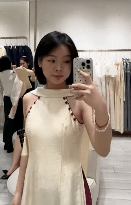 Theo chân cô nàng 1m55, thử loạt áo dài Tết của các local brand Việt: Đâu là thiết kế tôn dáng nhất?- Ảnh 10. Theo chân cô nàng 1m55, thử loạt áo dài Tết của các local brand Việt: Đâu là thiết kế tôn dáng nhất?- Ảnh 10.