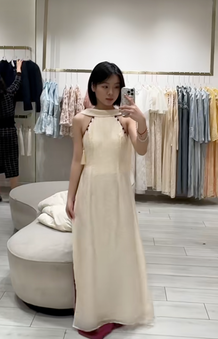 Theo chân cô nàng 1m55, thử loạt áo dài Tết của các local brand Việt: Đâu là thiết kế tôn dáng nhất?- Ảnh 9. Theo chân cô nàng 1m55, thử loạt áo dài Tết của các local brand Việt: Đâu là thiết kế tôn dáng nhất?- Ảnh 9.