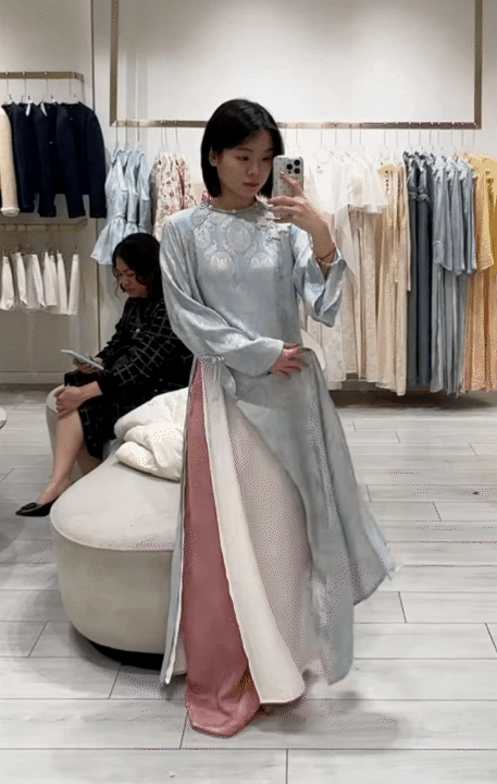 Theo chân cô nàng 1m55, thử loạt áo dài Tết của các local brand Việt: Đâu là thiết kế tôn dáng nhất?- Ảnh 11. Theo chân cô nàng 1m55, thử loạt áo dài Tết của các local brand Việt: Đâu là thiết kế tôn dáng nhất?- Ảnh 11.