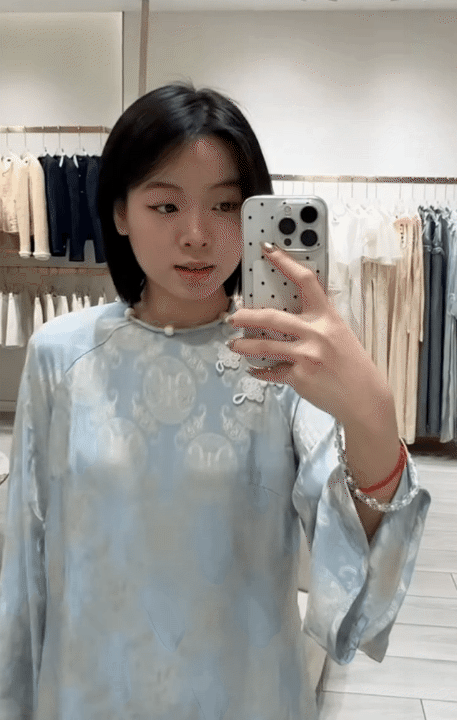 Theo chân cô nàng 1m55, thử loạt áo dài Tết của các local brand Việt: Đâu là thiết kế tôn dáng nhất?- Ảnh 12. Theo chân cô nàng 1m55, thử loạt áo dài Tết của các local brand Việt: Đâu là thiết kế tôn dáng nhất?- Ảnh 12.