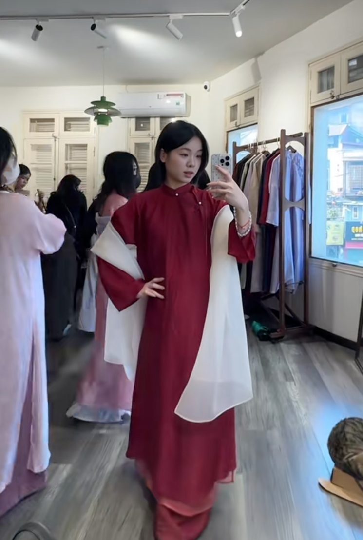 Theo chân cô nàng 1m55, thử loạt áo dài Tết của các local brand Việt: Đâu là thiết kế tôn dáng nhất?- Ảnh 14. Theo chân cô nàng 1m55, thử loạt áo dài Tết của các local brand Việt: Đâu là thiết kế tôn dáng nhất?- Ảnh 14.