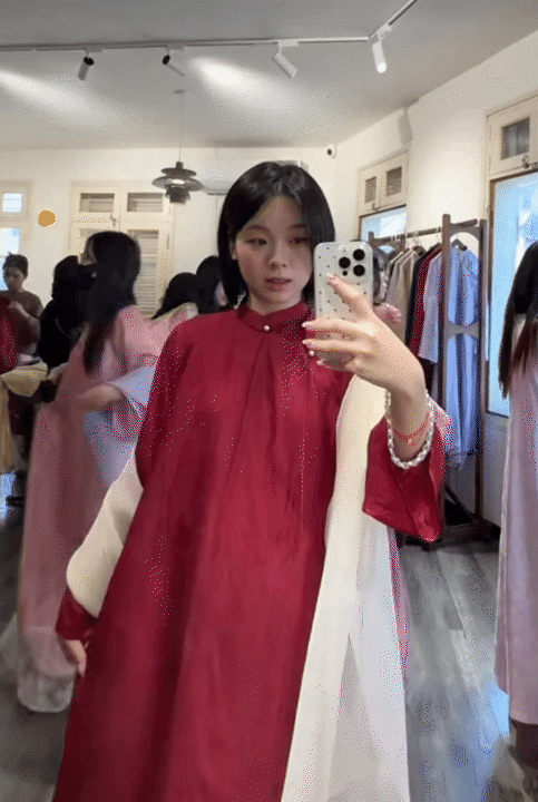 Theo chân cô nàng 1m55, thử loạt áo dài Tết của các local brand Việt: Đâu là thiết kế tôn dáng nhất?- Ảnh 13. Theo chân cô nàng 1m55, thử loạt áo dài Tết của các local brand Việt: Đâu là thiết kế tôn dáng nhất?- Ảnh 13.