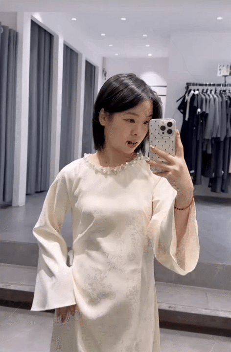 Theo chân cô nàng 1m55, thử loạt áo dài Tết của các local brand Việt: Đâu là thiết kế tôn dáng nhất?- Ảnh 15. Theo chân cô nàng 1m55, thử loạt áo dài Tết của các local brand Việt: Đâu là thiết kế tôn dáng nhất?- Ảnh 15.