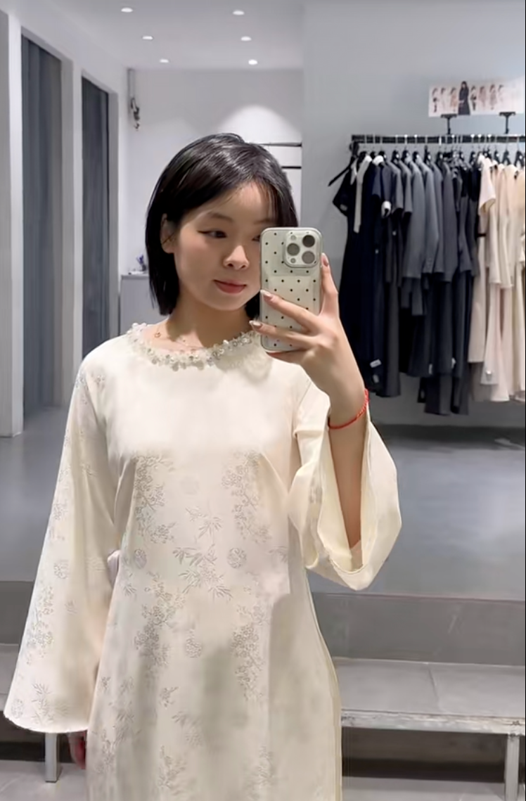 Theo chân cô nàng 1m55, thử loạt áo dài Tết của các local brand Việt: Đâu là thiết kế tôn dáng nhất?- Ảnh 16. Theo chân cô nàng 1m55, thử loạt áo dài Tết của các local brand Việt: Đâu là thiết kế tôn dáng nhất?- Ảnh 16.