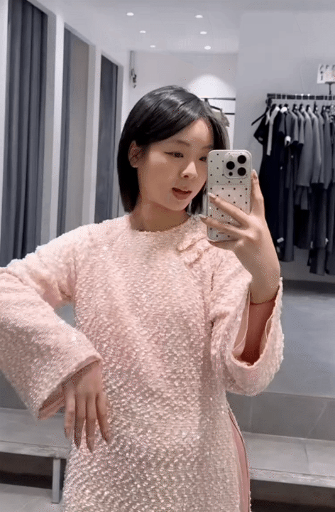 Theo chân cô nàng 1m55, thử loạt áo dài Tết của các local brand Việt: Đâu là thiết kế tôn dáng nhất?- Ảnh 18. Theo chân cô nàng 1m55, thử loạt áo dài Tết của các local brand Việt: Đâu là thiết kế tôn dáng nhất?- Ảnh 18.