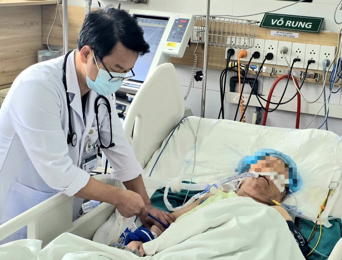 Bệnh viện Bạch Mai tiếp nhận nhiều ca h&ocirc;n m&ecirc; do ngộ độc kh&iacute; CO- Ảnh 1.