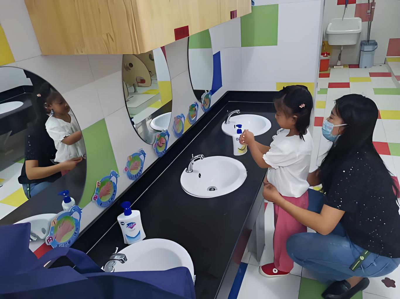 Bé gái 4 tuổi đi học về thường xuyên gãi vùng kín, bác sĩ nói một câu khiến mẹ sững người- Ảnh 2.