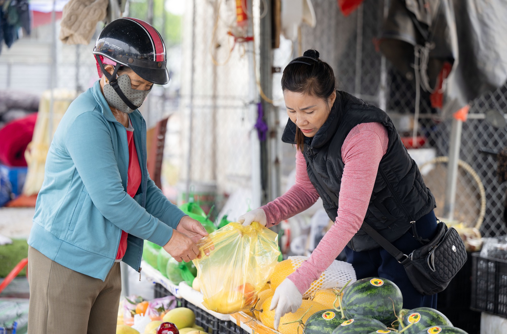 Về Nghệ An gh&eacute; sạp quả của mẹ Cao Văn B&igrave;nh: Hotboy vạn người m&ecirc; vẫn ra chợ b&ecirc; h&agrave;ng, rửa b&aacute;t cho mẹ- Ảnh 4.