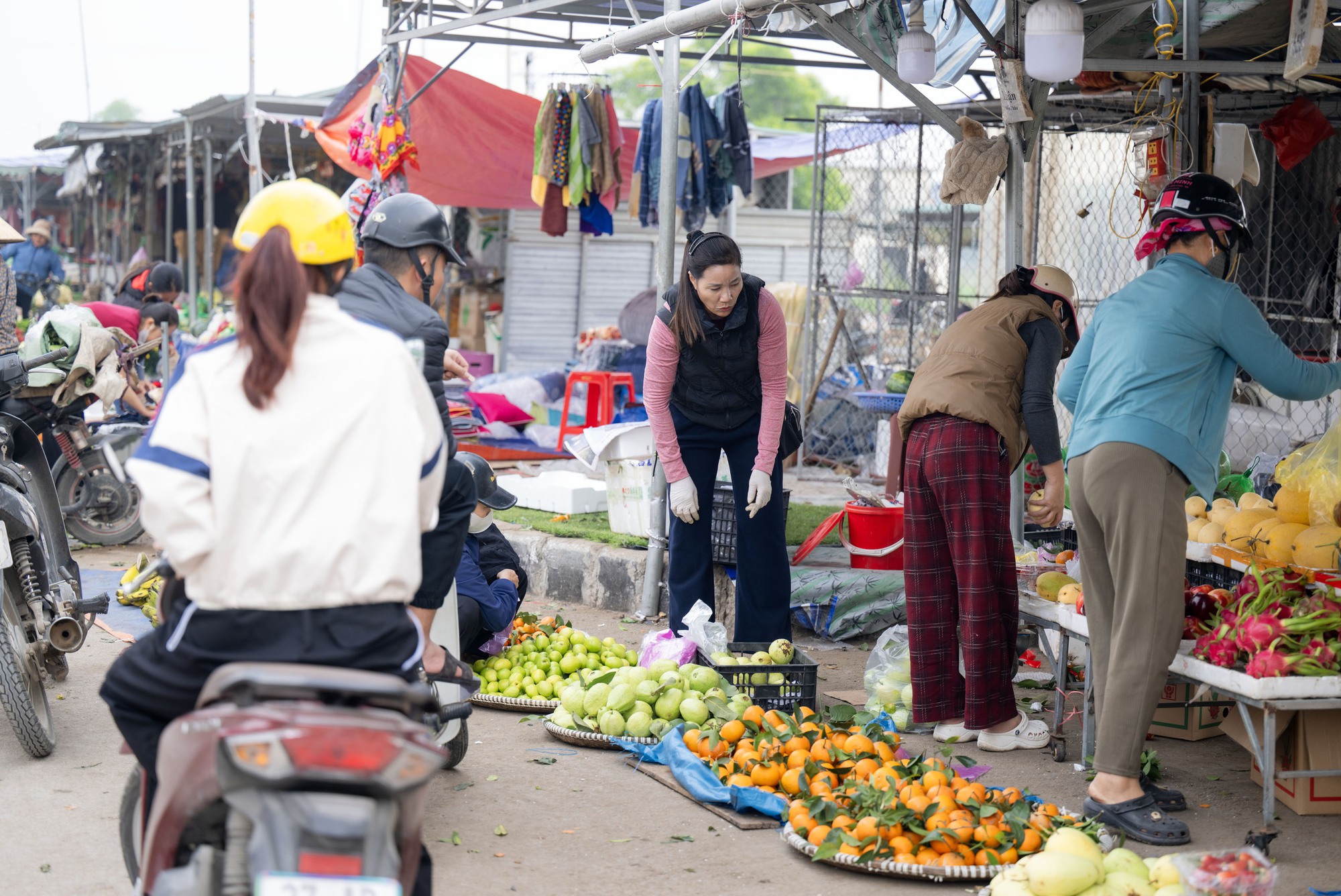 Về Nghệ An gh&eacute; sạp quả của mẹ Cao Văn B&igrave;nh: Hotboy vạn người m&ecirc; vẫn ra chợ b&ecirc; h&agrave;ng, rửa b&aacute;t cho mẹ- Ảnh 3.