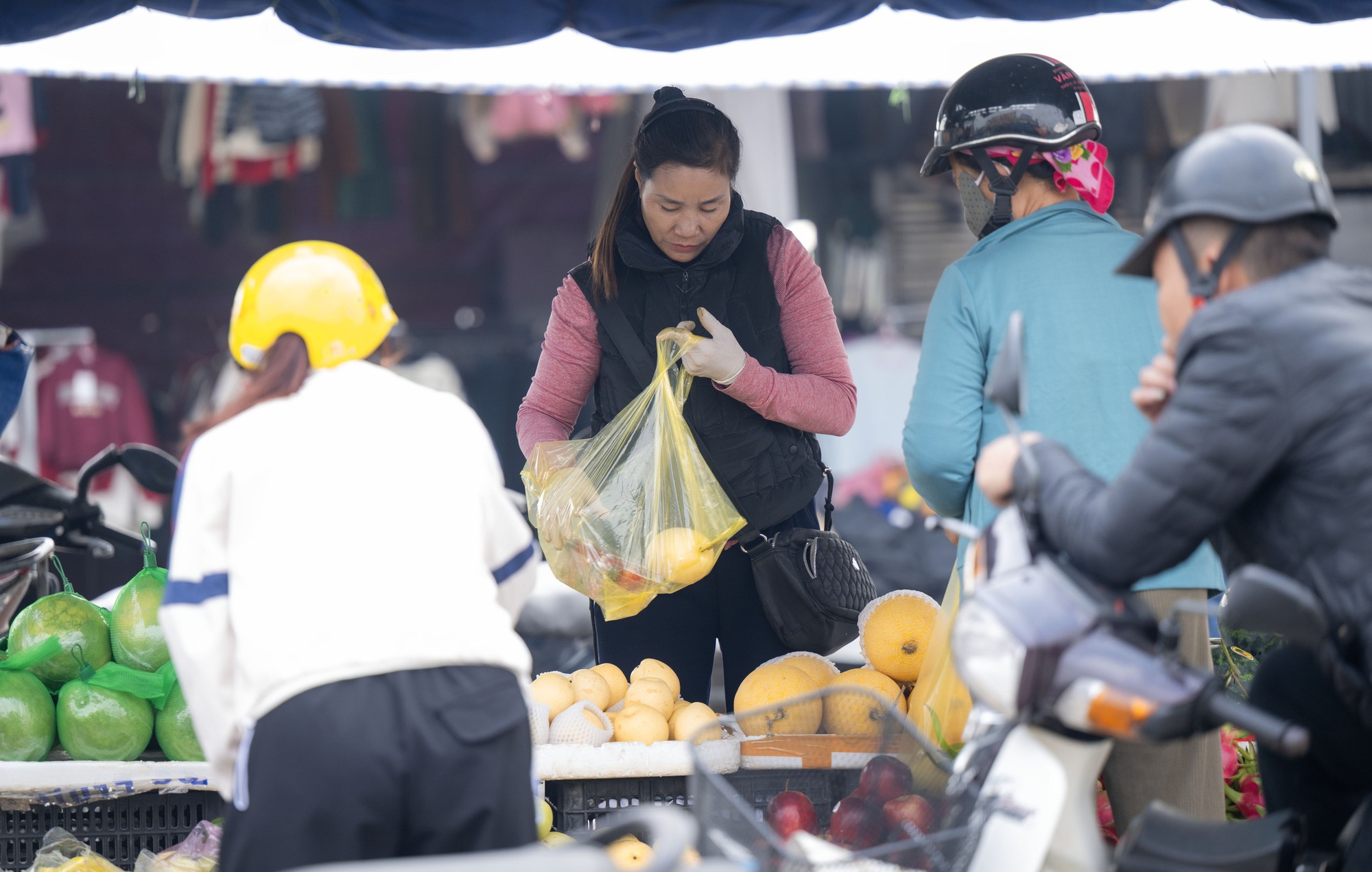 Về Nghệ An gh&eacute; sạp quả của mẹ Cao Văn B&igrave;nh: Hotboy vạn người m&ecirc; vẫn ra chợ b&ecirc; h&agrave;ng, rửa b&aacute;t cho mẹ- Ảnh 5.