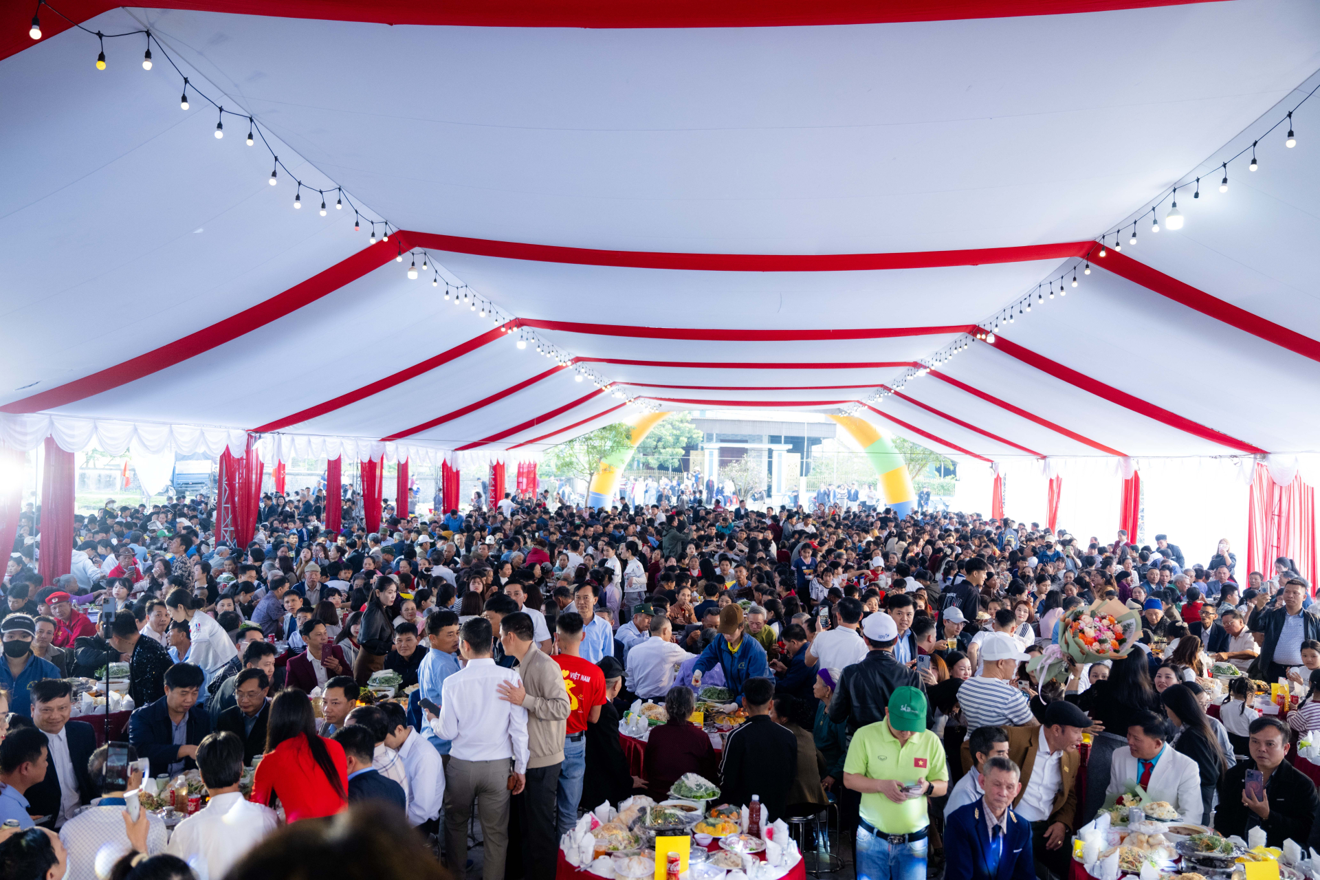 T&igrave;nh thế kh&oacute; xử của Đ&igrave;nh Bắc giữa 2.000 người- Ảnh 2.