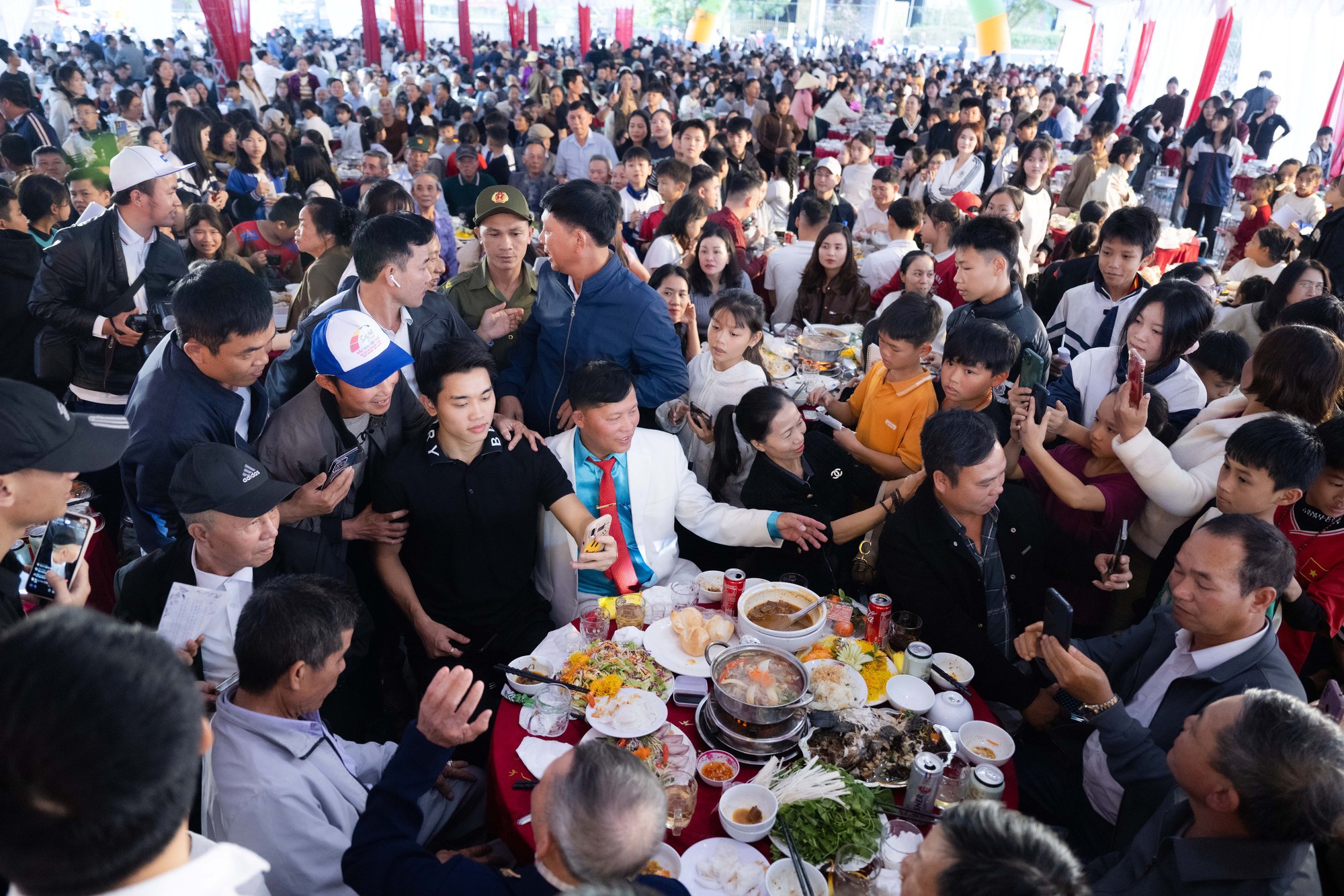 Đ&igrave;nh Bắc kể n&eacute;n đau thi đấu ở U23 ch&acirc;u &Aacute;, t&aacute;i hiện m&agrave;n ăn mừng ngạo nghễ trước gần 2000 b&agrave; con l&agrave;ng x&oacute;m- Ảnh 4.