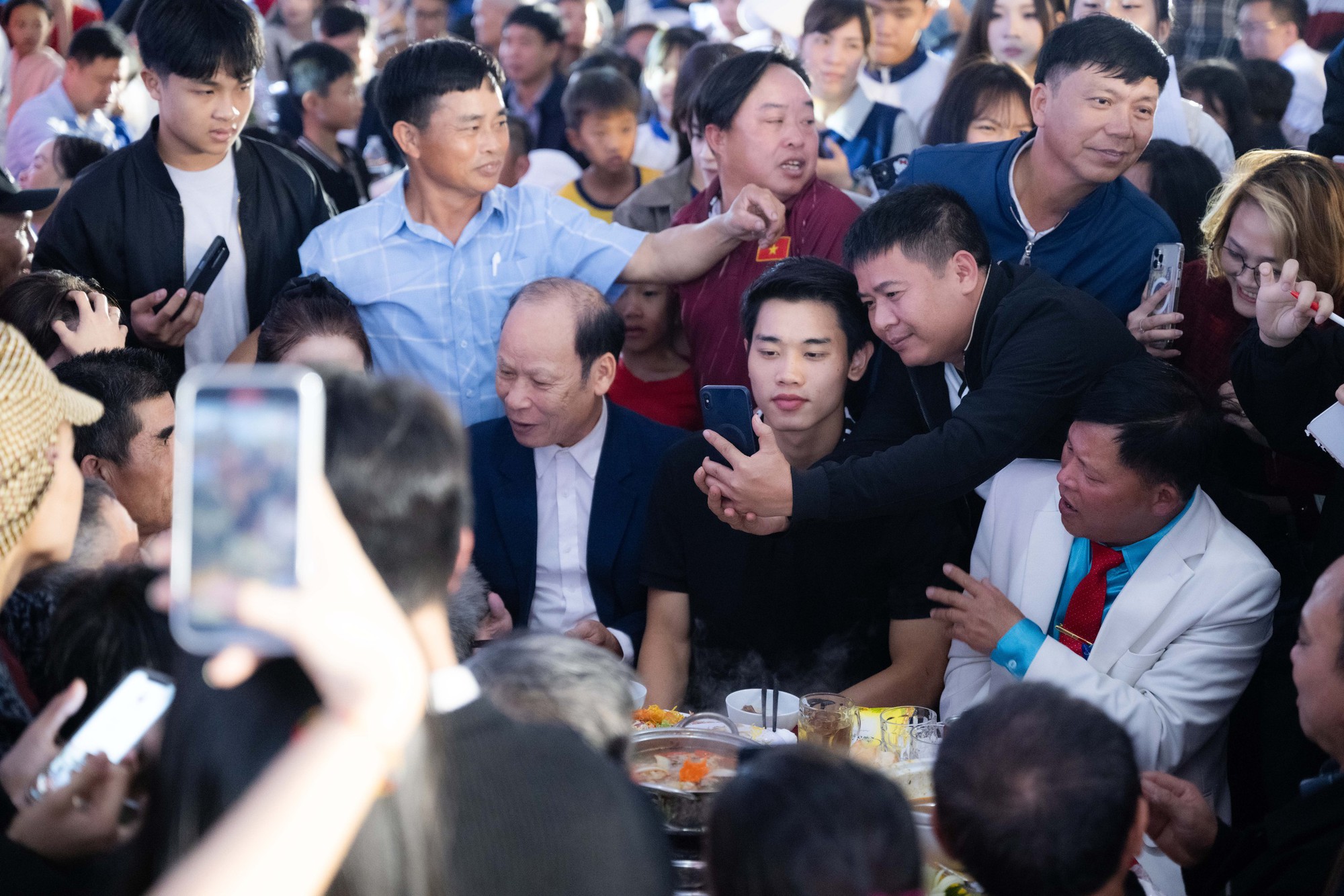 Đ&igrave;nh Bắc kể n&eacute;n đau thi đấu ở U23 ch&acirc;u &Aacute;, t&aacute;i hiện m&agrave;n ăn mừng ngạo nghễ trước gần 2000 b&agrave; con l&agrave;ng x&oacute;m- Ảnh 3.