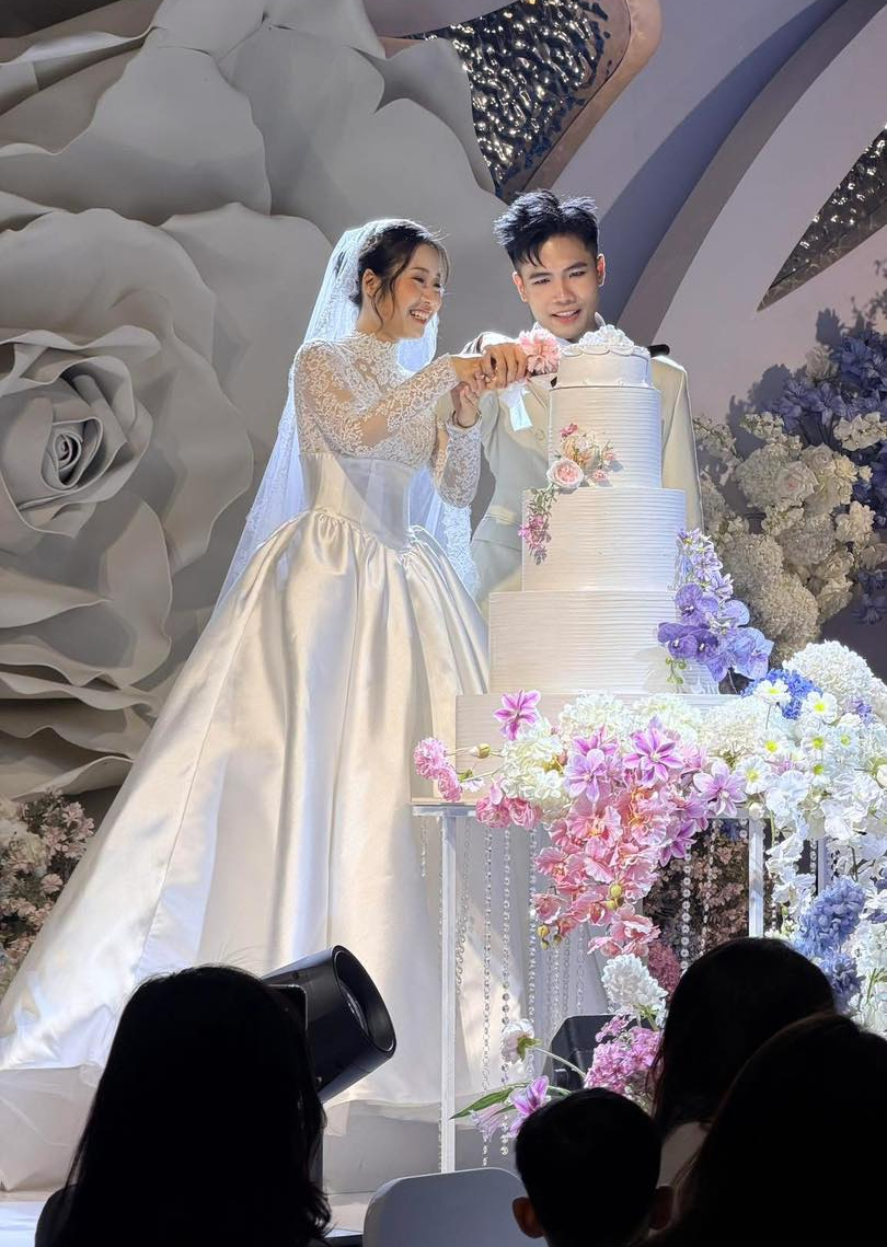 Nhanh nhất Vbiz: Nam rapper s&aacute;ng c&ocirc;ng khai bạn g&aacute;i, trưa tổ chức tiệc cưới- Ảnh 1.