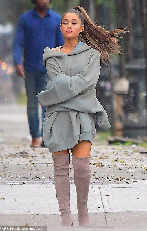 Ariana Grande tiết lộ l&yacute; do kh&ocirc;ng muốn mặc quần ra đường suốt một khoảng thời gian- Ảnh 5.