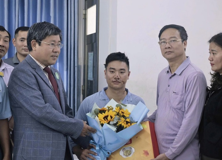 M&aacute;y bay qu&acirc;n sự rơi tại Đắk Lắk: Nam phi c&ocirc;ng b&igrave;nh phục, được xuất viện- Ảnh 1.