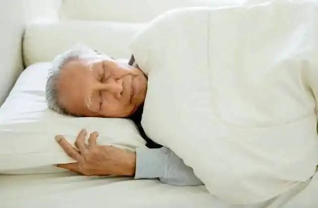 Ngủ l&uacute;c 10 giờ tối chưa chắc đ&atilde; tốt: B&aacute;c sĩ cảnh b&aacute;o 1 sai lầm phổ biến khiến người tr&ecirc;n 65 tuổi c&agrave;ng ngủ c&agrave;ng mệt- Ảnh 2.