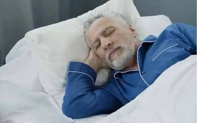 Ngủ l&uacute;c 10 giờ tối chưa chắc đ&atilde; tốt: B&aacute;c sĩ cảnh b&aacute;o 1 sai lầm phổ biến khiến người tr&ecirc;n 65 tuổi c&agrave;ng ngủ c&agrave;ng mệt- Ảnh 1.