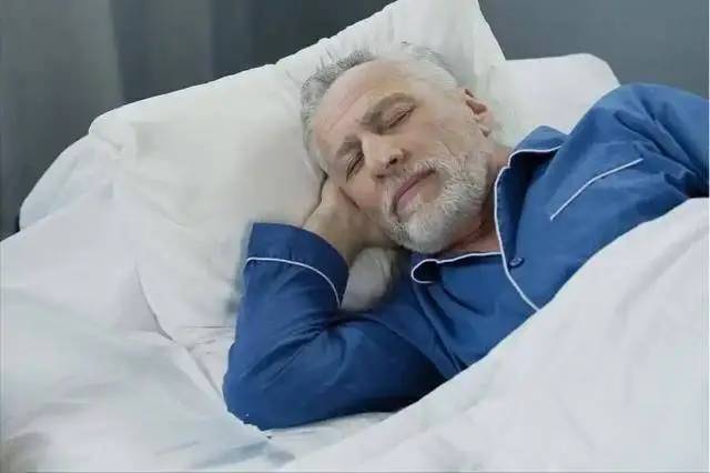 Ngủ l&uacute;c 10 giờ tối chưa chắc đ&atilde; tốt: B&aacute;c sĩ cảnh b&aacute;o 1 sai lầm phổ biến khiến người tr&ecirc;n 65 tuổi c&agrave;ng ngủ c&agrave;ng mệt- Ảnh 4.