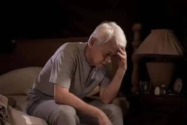 Ngủ l&uacute;c 10 giờ tối chưa chắc đ&atilde; tốt: B&aacute;c sĩ cảnh b&aacute;o 1 sai lầm phổ biến khiến người tr&ecirc;n 65 tuổi c&agrave;ng ngủ c&agrave;ng mệt- Ảnh 3.