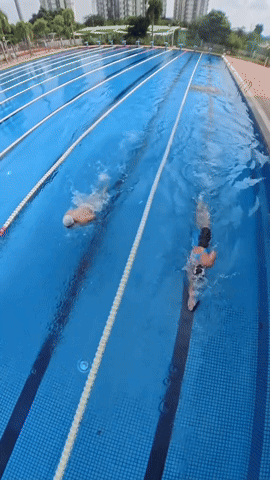 6,5 triệu người xem chị em &Aacute;nh Vi&ecirc;n - Quang Thuấn thi bơi, ai giỏi hơn?- Ảnh 1.