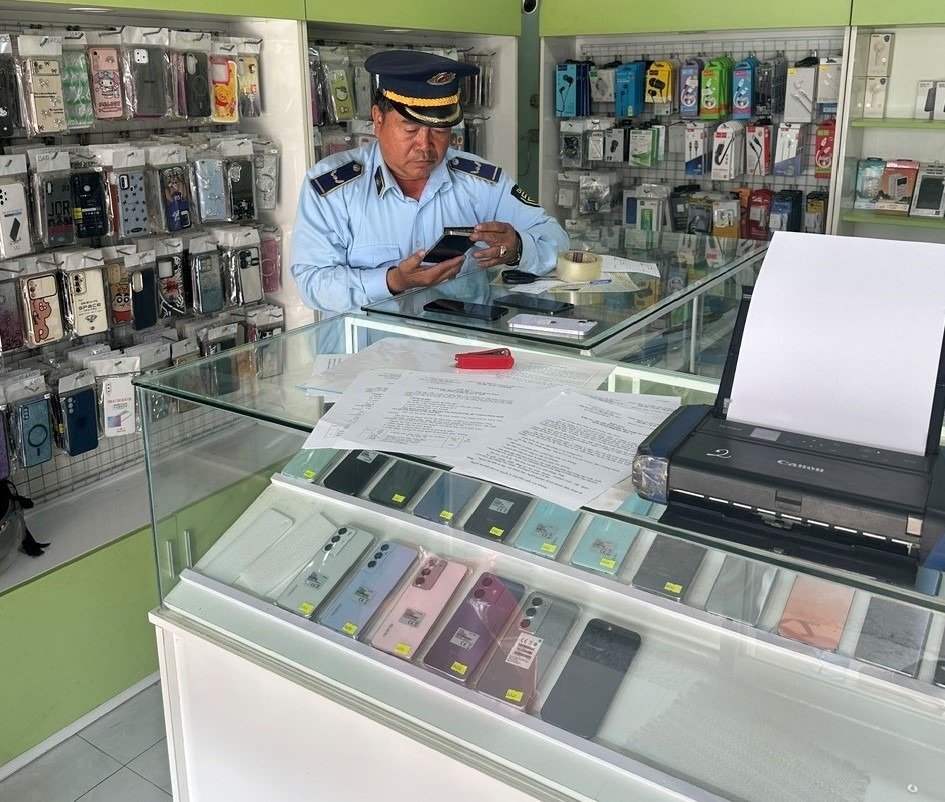 Mua bán iPhone nhập lậu, 3 hộ kinh doanh bị phạt 90 triệu đồng- Ảnh 1. Mua bán iPhone nhập lậu, 3 hộ kinh doanh bị phạt 90 triệu đồng- Ảnh 1.
