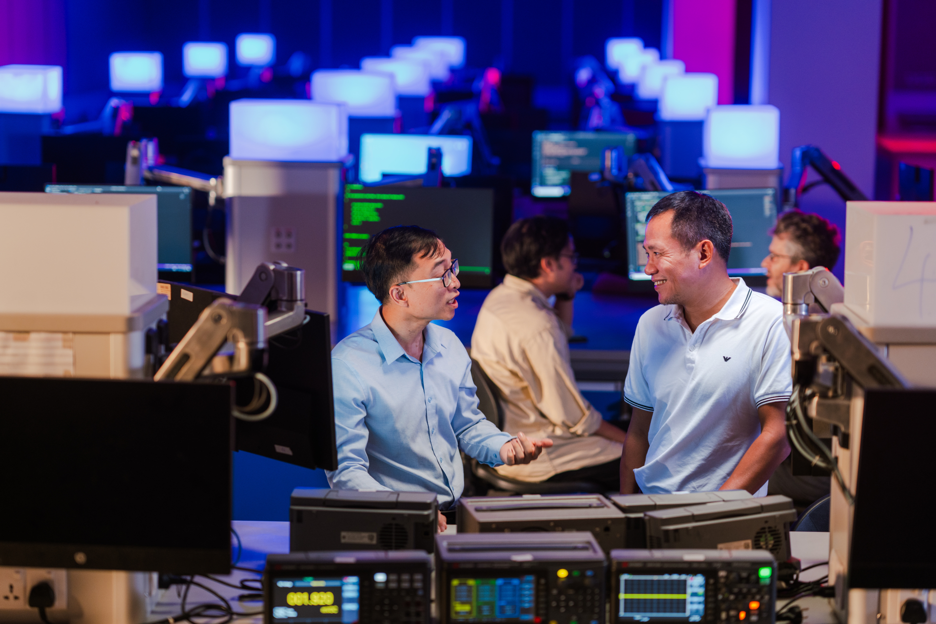 Tỷ ph&uacute; Phạm Nhật Vượng miễn học ph&iacute;, phụ cấp 8 triệu/th&aacute;ng cho 20.000 người Việt học AI: Vingroup c&oacute; cam kết đầu ra kh&ocirc;ng?- Ảnh 1.