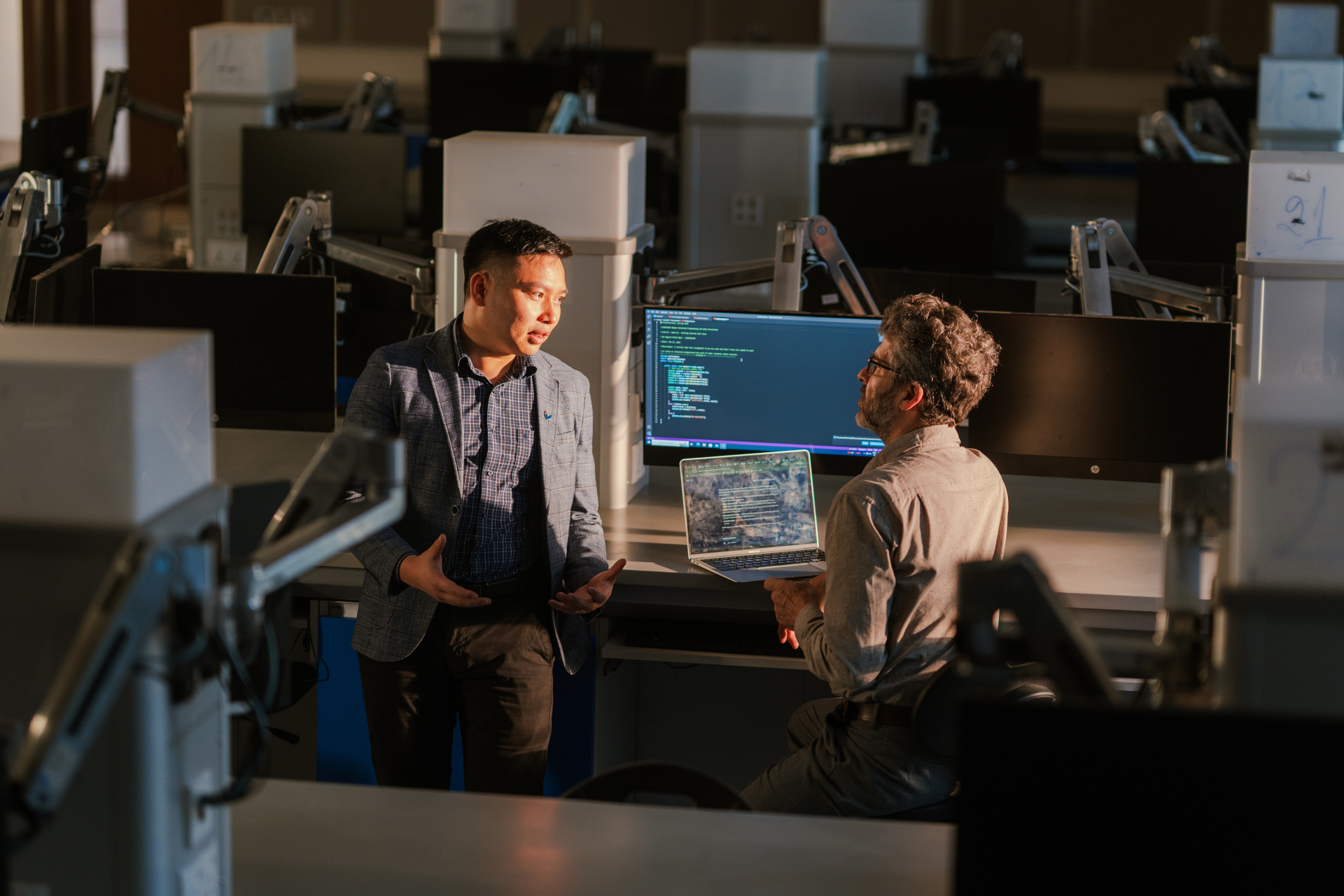 Tỷ ph&uacute; Phạm Nhật Vượng miễn học ph&iacute;, phụ cấp 8 triệu/th&aacute;ng cho 20.000 người Việt học AI: Vingroup c&oacute; cam kết đầu ra kh&ocirc;ng?- Ảnh 2.