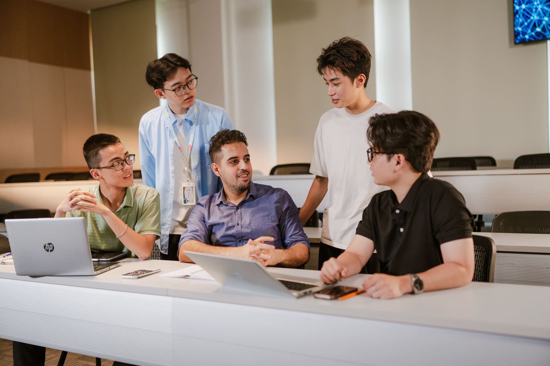 Tỷ ph&uacute; Phạm Nhật Vượng miễn học ph&iacute;, phụ cấp 8 triệu/th&aacute;ng cho 20.000 người Việt học AI: Vingroup c&oacute; cam kết đầu ra kh&ocirc;ng?- Ảnh 4.