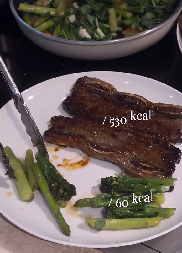 Hồ Ngọc H&agrave; tiết lộ thực đơn xuống 2kg trong 3 tuần, "độ" d&aacute;ng đ&oacute;n Tết: Da căng mọng, d&aacute;ng vẫn xinh nhờ 1 loại thịt v&agrave; 1 nước- Ảnh 3.