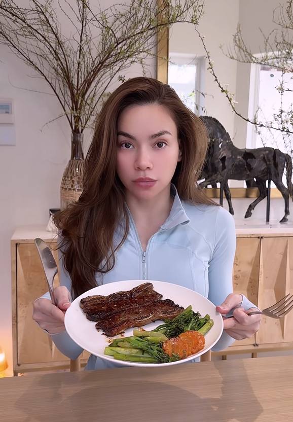Hồ Ngọc H&agrave; tiết lộ thực đơn xuống 2kg trong 3 tuần, "độ" d&aacute;ng đ&oacute;n Tết: Da căng mọng, d&aacute;ng vẫn xinh nhờ 1 loại thịt v&agrave; 1 nước- Ảnh 4.