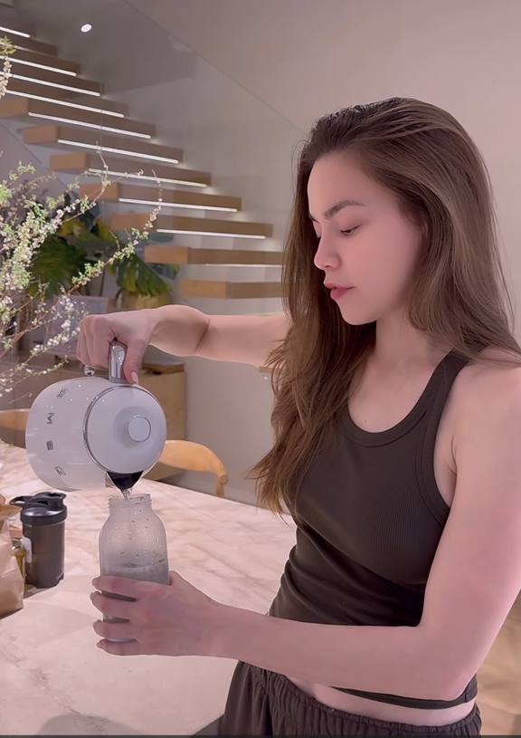 Hồ Ngọc H&agrave; tiết lộ thực đơn xuống 2kg trong 3 tuần, "độ" d&aacute;ng đ&oacute;n Tết: Da căng mọng, d&aacute;ng vẫn xinh nhờ 1 loại thịt v&agrave; 1 nước- Ảnh 7.