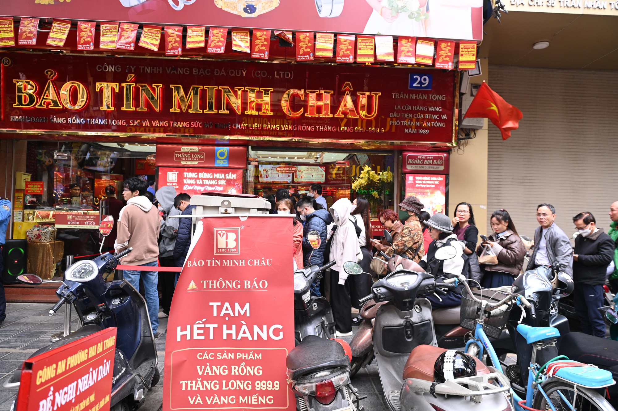 Cảnh tượng kh&oacute; tin tr&ecirc;n phố Trần Nh&acirc;n T&ocirc;ng: V&igrave; sao người d&acirc;n H&agrave; Nội ki&ecirc;n nhẫn xếp h&agrave;ng d&agrave;i suốt nhiều giờ đồng hồ?- Ảnh 5.