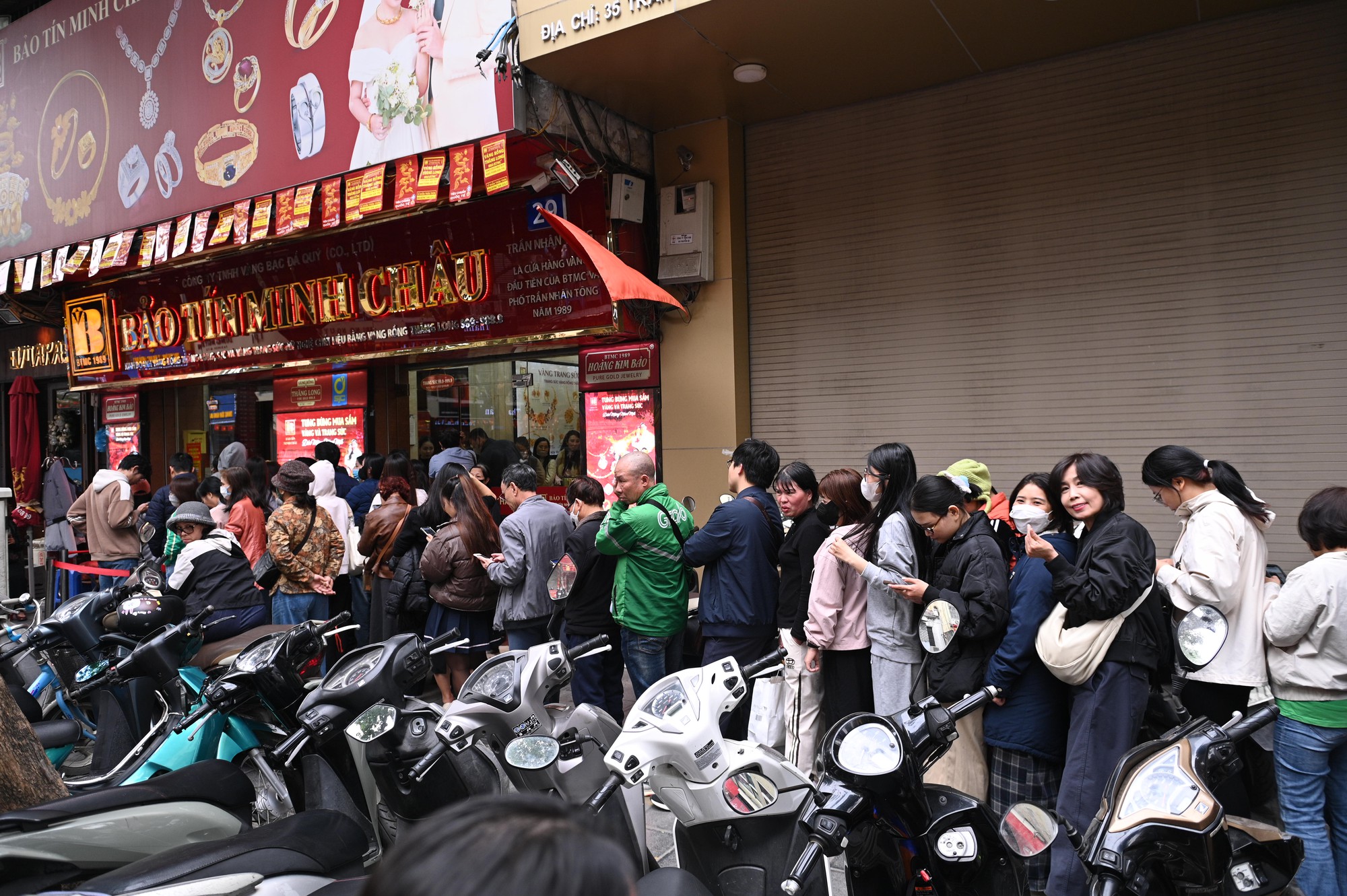 Cảnh tượng kh&oacute; tin tr&ecirc;n phố Trần Nh&acirc;n T&ocirc;ng: V&igrave; sao người d&acirc;n H&agrave; Nội ki&ecirc;n nhẫn xếp h&agrave;ng d&agrave;i suốt nhiều giờ đồng hồ?- Ảnh 2.