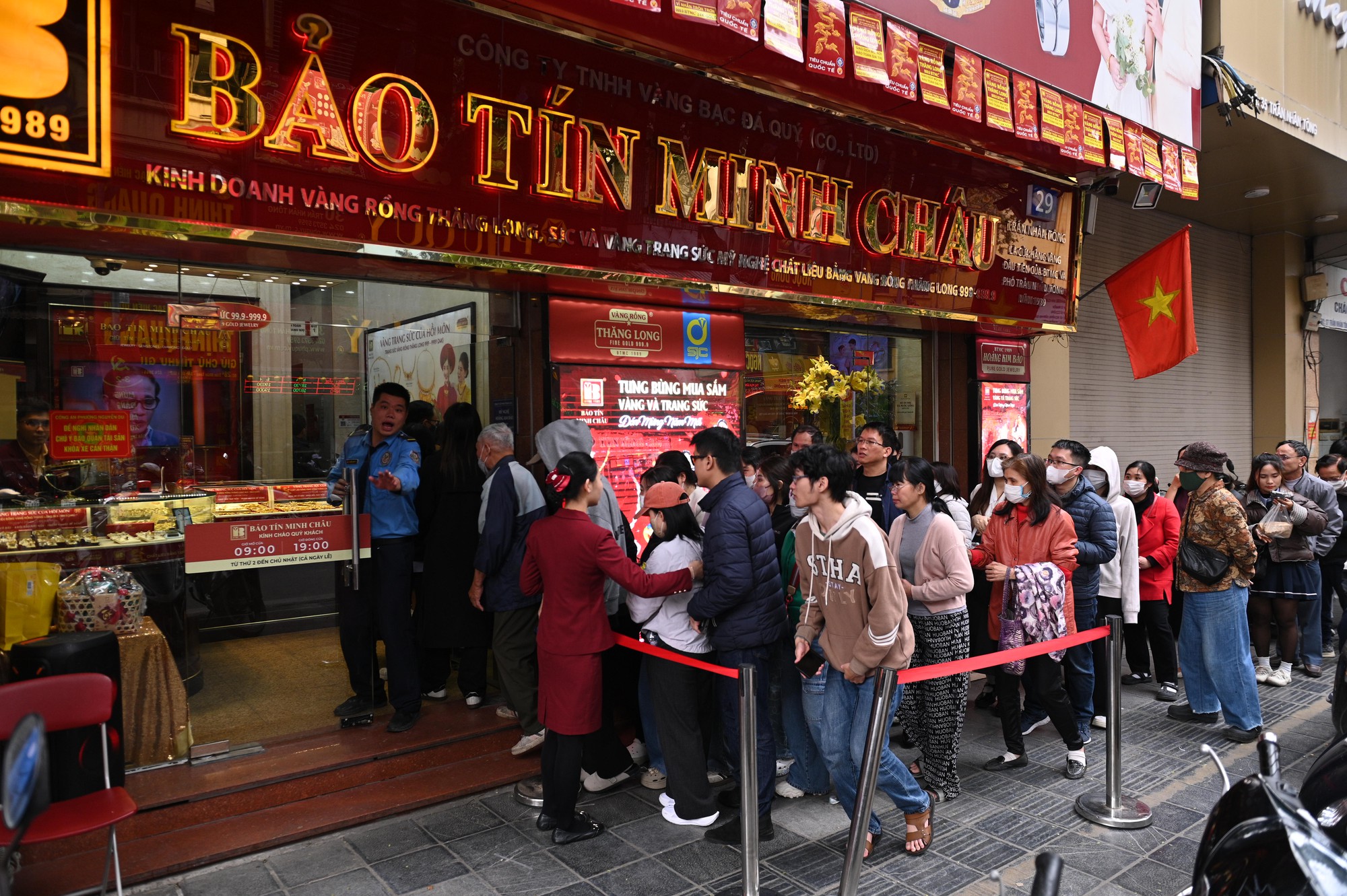 Cảnh tượng kh&oacute; tin tr&ecirc;n phố Trần Nh&acirc;n T&ocirc;ng: V&igrave; sao người d&acirc;n H&agrave; Nội ki&ecirc;n nhẫn xếp h&agrave;ng d&agrave;i suốt nhiều giờ đồng hồ?- Ảnh 4.