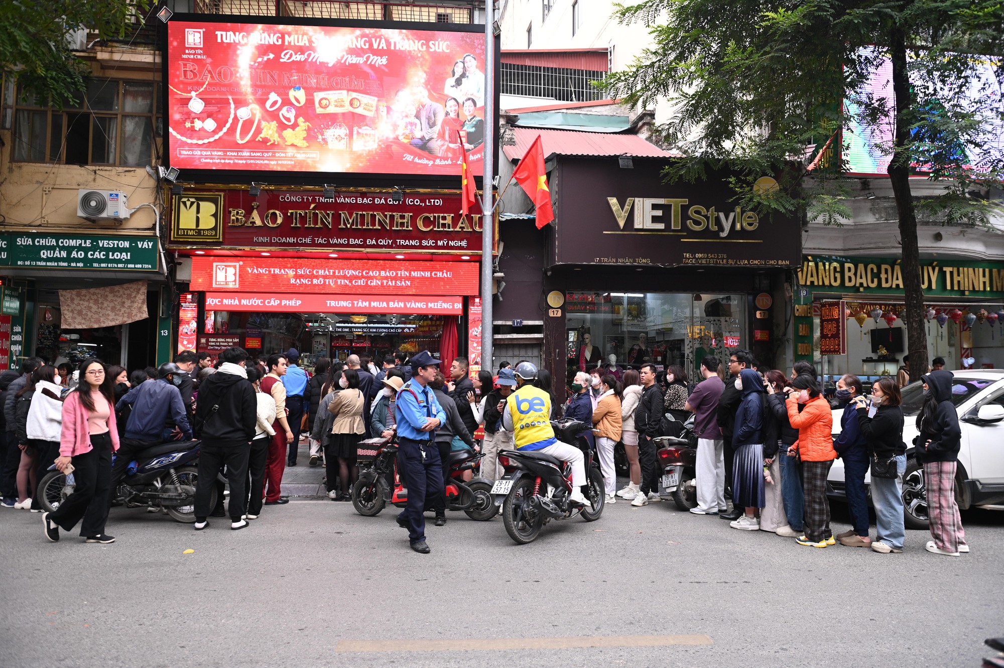 Cảnh tượng kh&oacute; tin tr&ecirc;n phố Trần Nh&acirc;n T&ocirc;ng: V&igrave; sao người d&acirc;n H&agrave; Nội ki&ecirc;n nhẫn xếp h&agrave;ng d&agrave;i suốt nhiều giờ đồng hồ?- Ảnh 9.