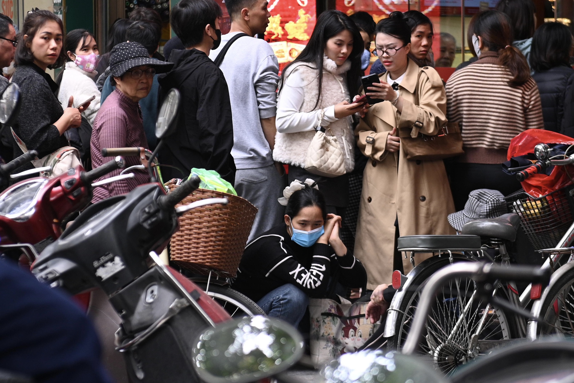 Cảnh tượng kh&oacute; tin tr&ecirc;n phố Trần Nh&acirc;n T&ocirc;ng: V&igrave; sao người d&acirc;n H&agrave; Nội ki&ecirc;n nhẫn xếp h&agrave;ng d&agrave;i suốt nhiều giờ đồng hồ?- Ảnh 6.