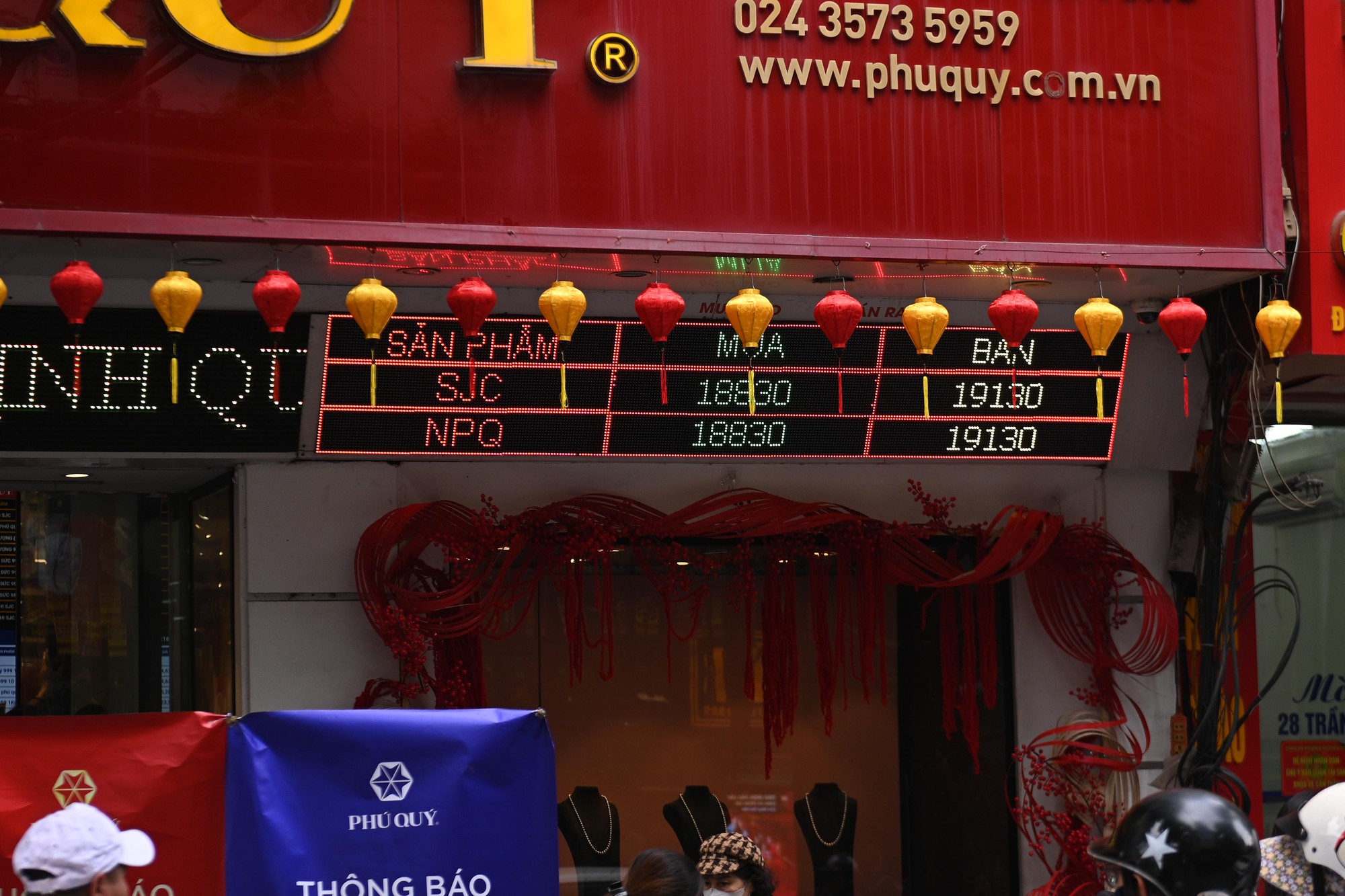 Cảnh tượng kh&oacute; tin tr&ecirc;n phố Trần Nh&acirc;n T&ocirc;ng: V&igrave; sao người d&acirc;n H&agrave; Nội ki&ecirc;n nhẫn xếp h&agrave;ng d&agrave;i suốt nhiều giờ đồng hồ?- Ảnh 11.