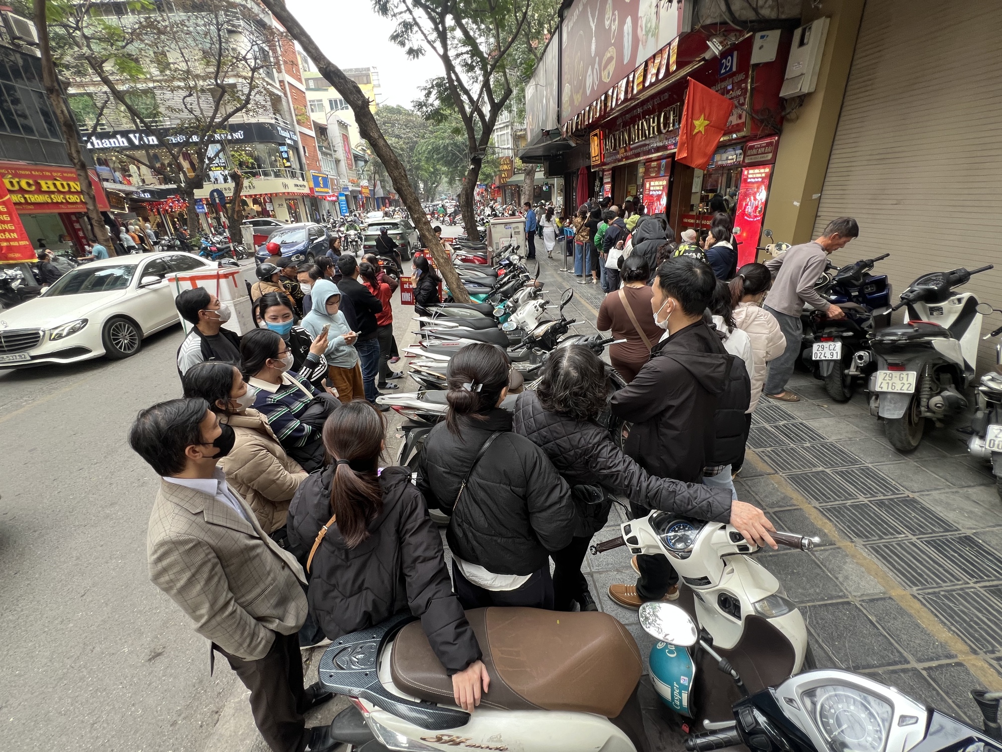 Cảnh tượng kh&oacute; tin tr&ecirc;n phố Trần Nh&acirc;n T&ocirc;ng: V&igrave; sao người d&acirc;n H&agrave; Nội ki&ecirc;n nhẫn xếp h&agrave;ng d&agrave;i suốt nhiều giờ đồng hồ?- Ảnh 7.