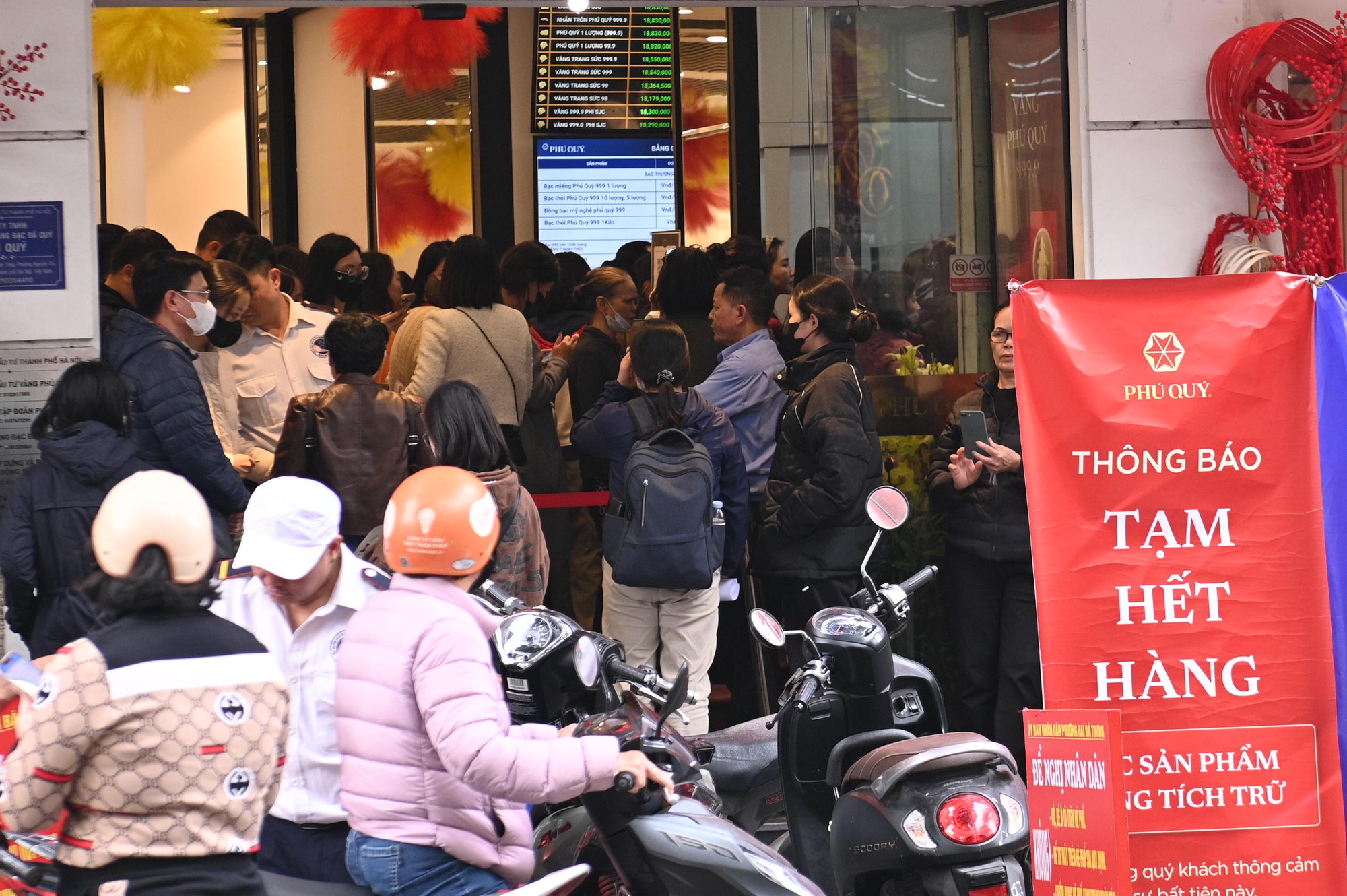 Cảnh tượng kh&oacute; tin tr&ecirc;n phố Trần Nh&acirc;n T&ocirc;ng: V&igrave; sao người d&acirc;n H&agrave; Nội ki&ecirc;n nhẫn xếp h&agrave;ng d&agrave;i suốt nhiều giờ đồng hồ?- Ảnh 8.