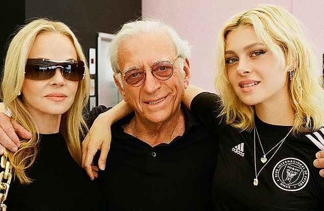 Vì sao nhà Beckham sợ nhà thông gia? Chân dung ‘tỷ phú bắt nạt’ đứng sau bài Vì sao nhà Beckham sợ nhà thông gia? Chân dung ‘tỷ phú bắt nạt’ đứng sau bài