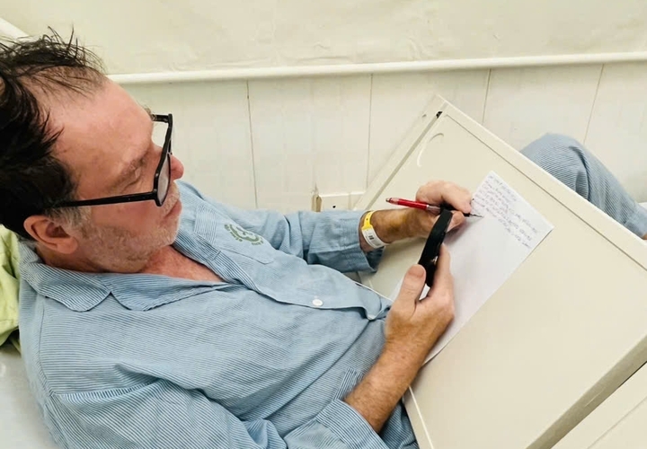 Nhồi m&aacute;u cơ tim tr&ecirc;n chuyến bay, du kh&aacute;ch Ph&aacute;p được b&aacute;c sĩ Việt Nam cứu sống- Ảnh 1.