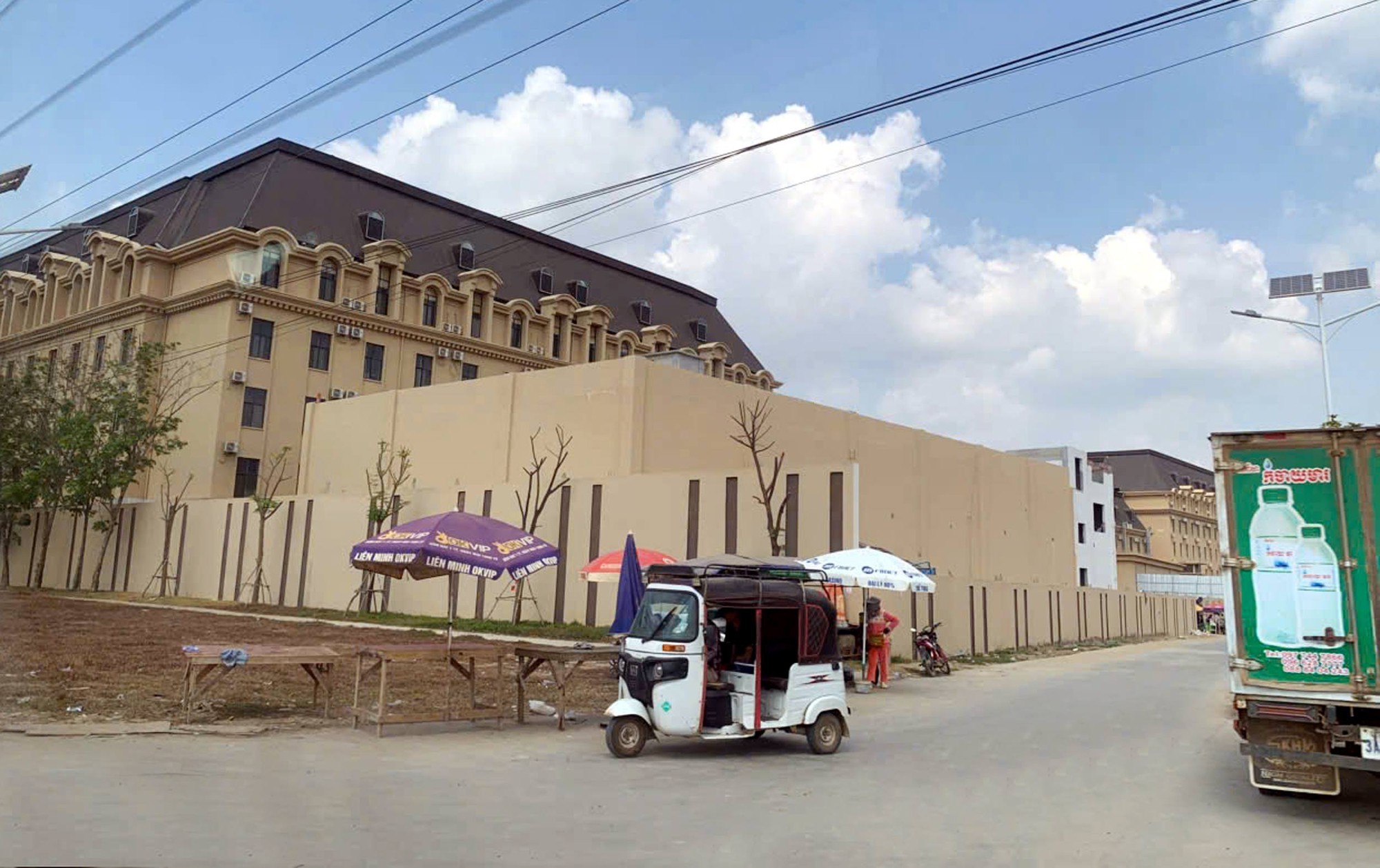 100 cảnh s&aacute;t kh&aacute;m x&eacute;t, bắt giữ băng nh&oacute;m chiếm đoạt hơn 300 tỉ đồng của h&agrave;ng ng&agrave;n người- Ảnh 1.