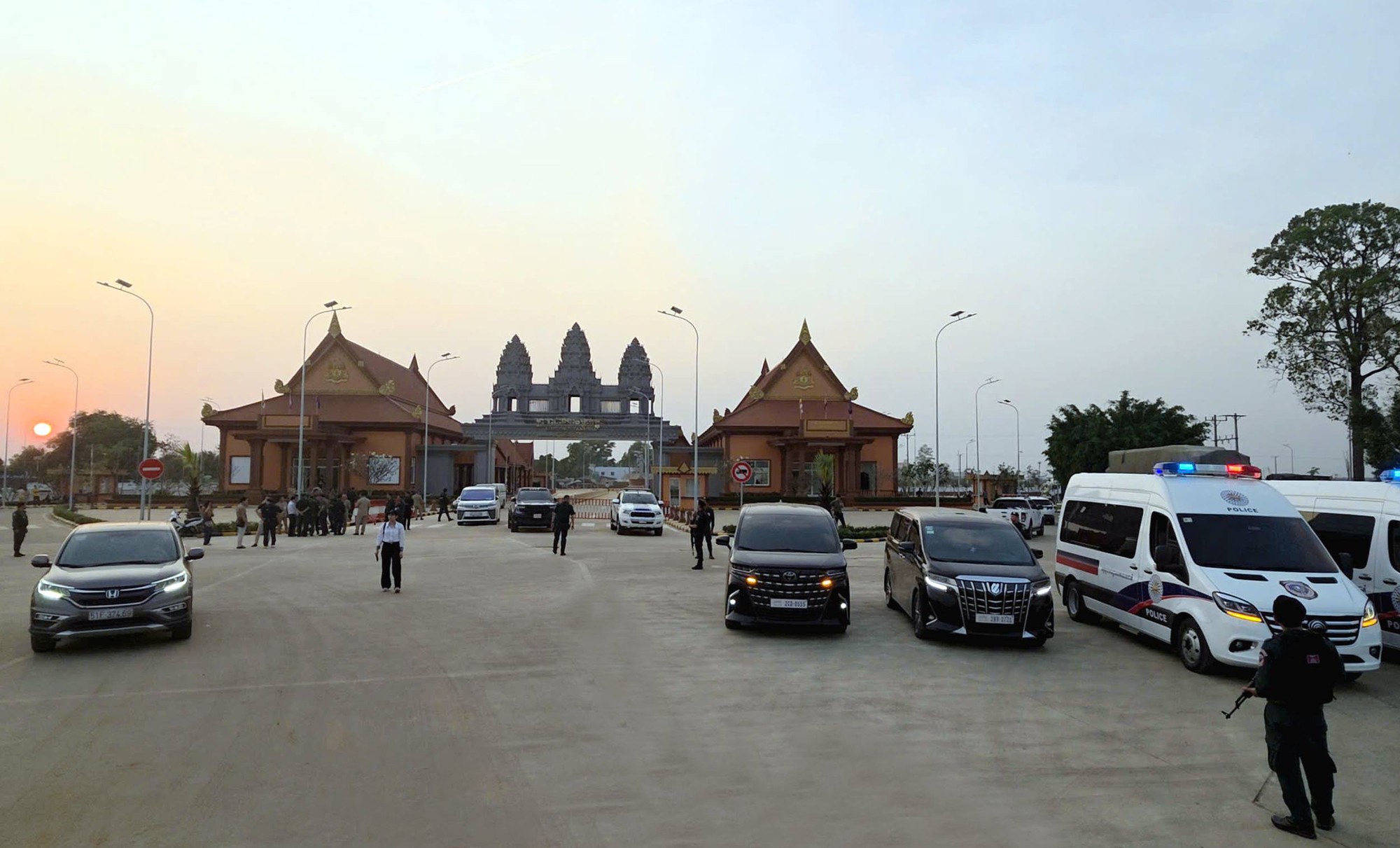 100 cảnh s&aacute;t kh&aacute;m x&eacute;t, bắt giữ băng nh&oacute;m chiếm đoạt hơn 300 tỉ đồng của h&agrave;ng ng&agrave;n người- Ảnh 2.