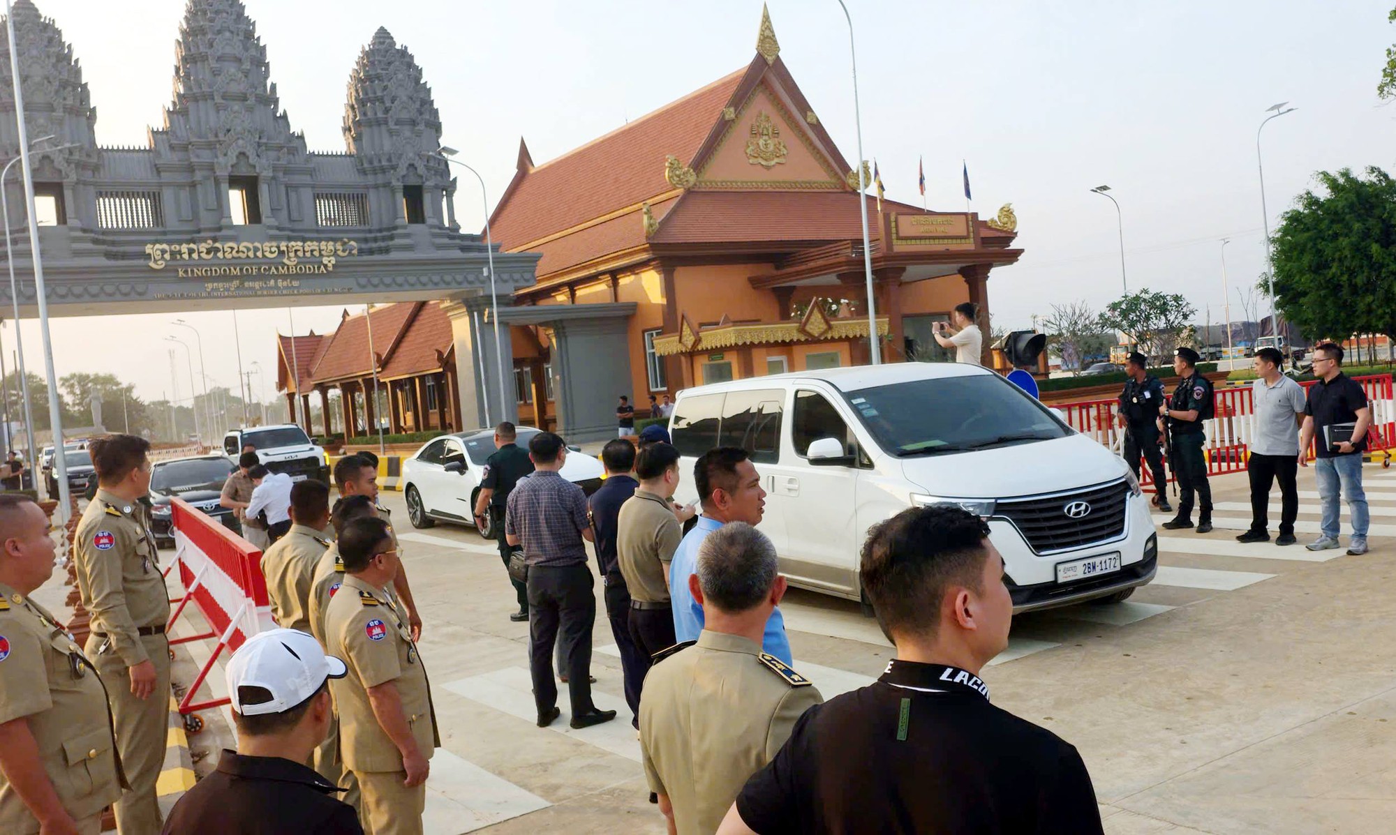 100 cảnh s&aacute;t kh&aacute;m x&eacute;t, bắt giữ băng nh&oacute;m chiếm đoạt hơn 300 tỉ đồng của h&agrave;ng ng&agrave;n người- Ảnh 3.