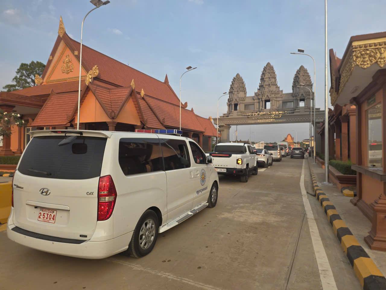 100 cảnh s&aacute;t kh&aacute;m x&eacute;t, bắt giữ băng nh&oacute;m chiếm đoạt hơn 300 tỉ đồng của h&agrave;ng ng&agrave;n người- Ảnh 4.