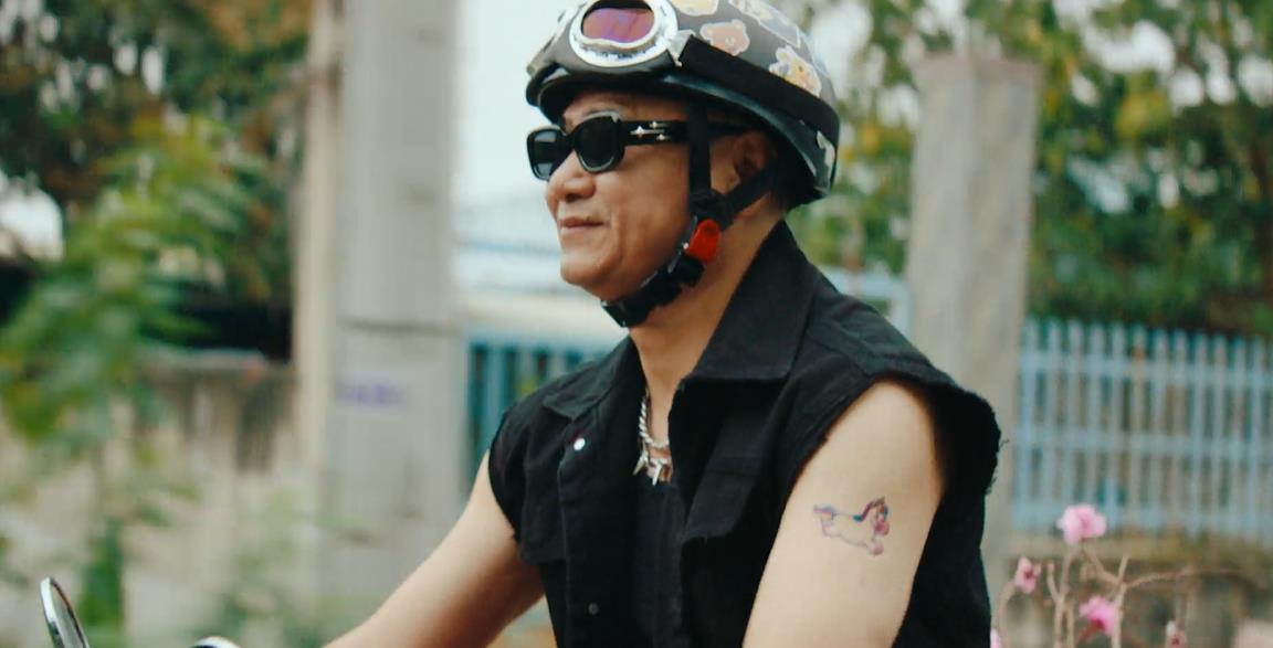 Tuyệt đối điện ảnh: Tự Long ph&oacute;ng xe phượt xuy&ecirc;n Việt cực ngầu đưa Tết tới bến tới bờ- Ảnh 1.