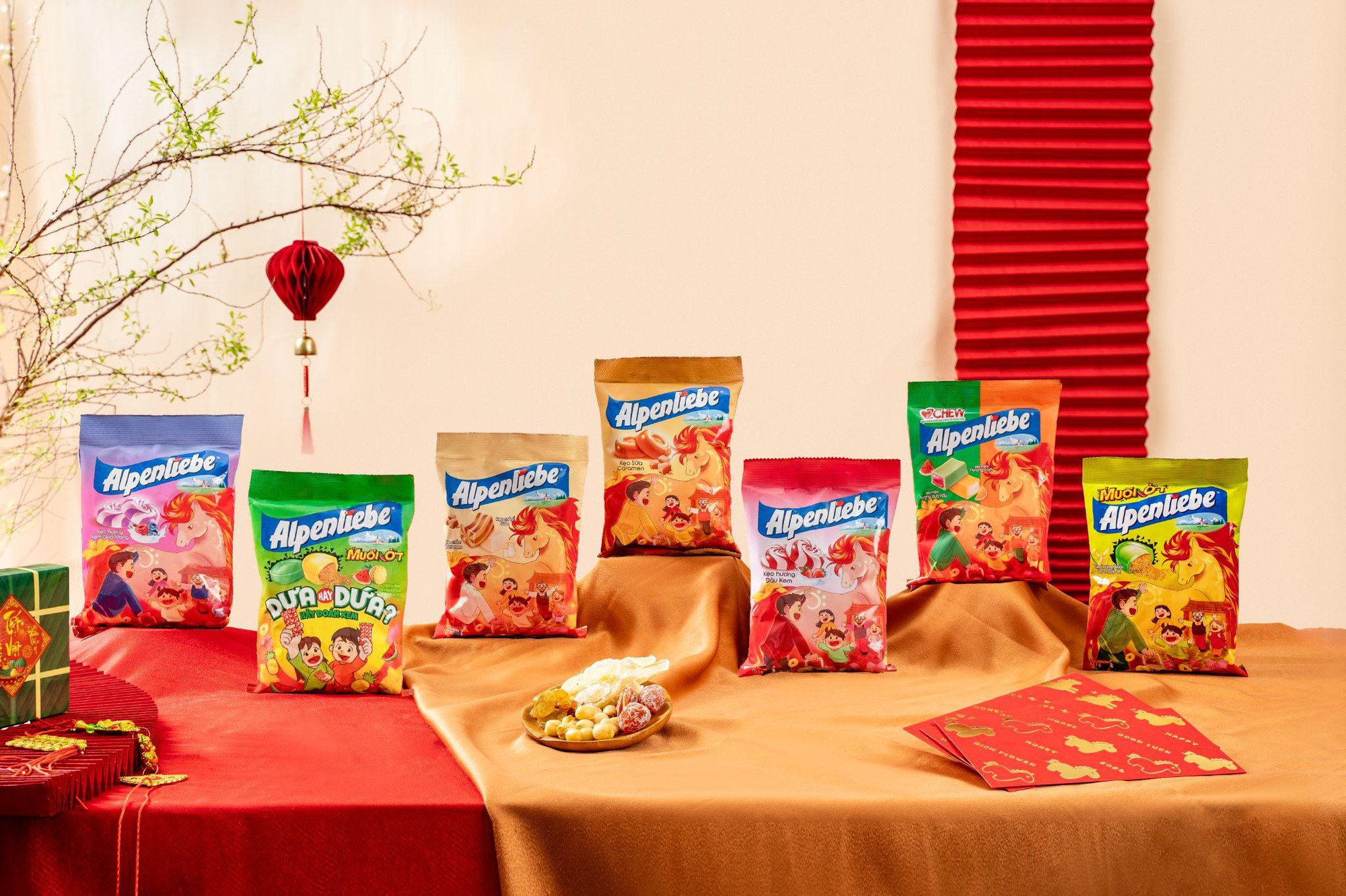 Giới trẻ h&aacute;o hức &ldquo;x&eacute; t&uacute;i m&ugrave;&rdquo;, gieo quẻ đầu năm c&ugrave;ng bộ qu&agrave; Tết s&aacute;ng tạo từ Perfetti Van Melle- Ảnh 2.